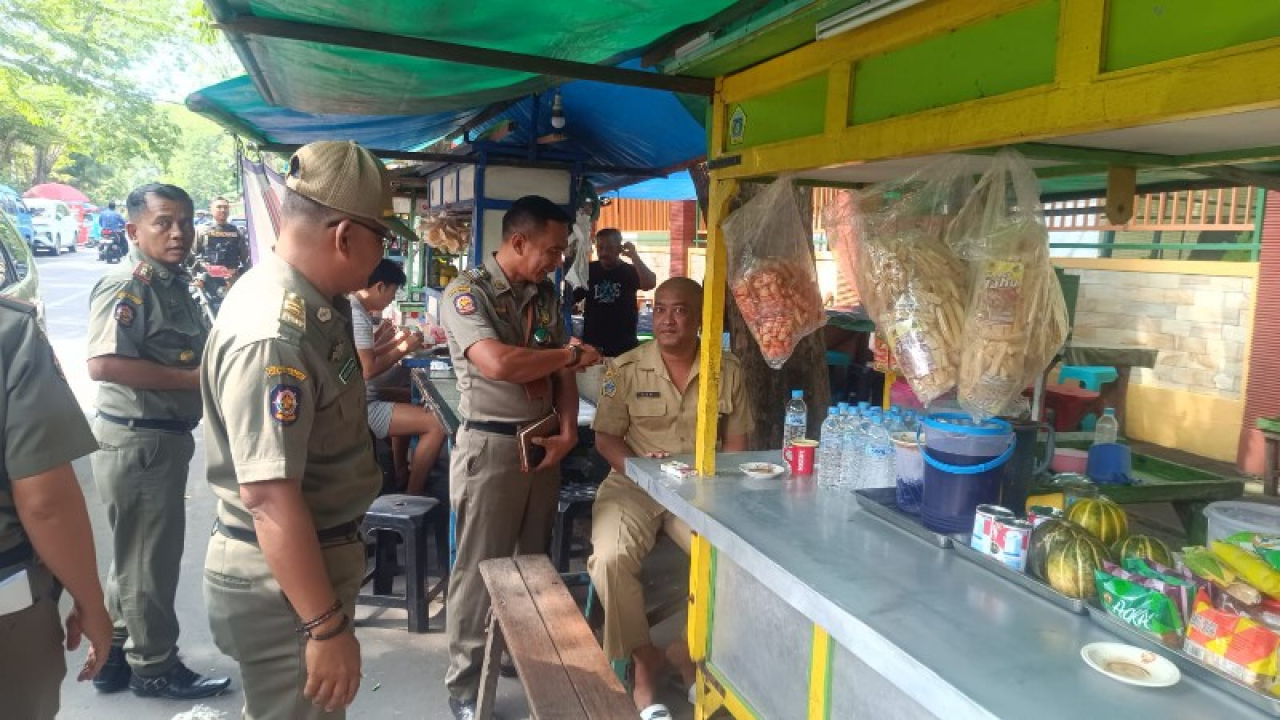 ASN yang cangkruk di warkop saat di data oleh tim gabungan. (ist)