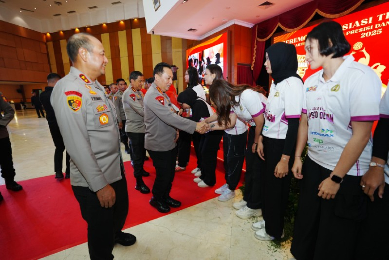 Kapolri Jenderal Pol. Listyo Sigit Prabowo memberi selamat kepada Tim Voli Polri putra-putri yang berhasil menjuarai Proliga 2025. (ist)