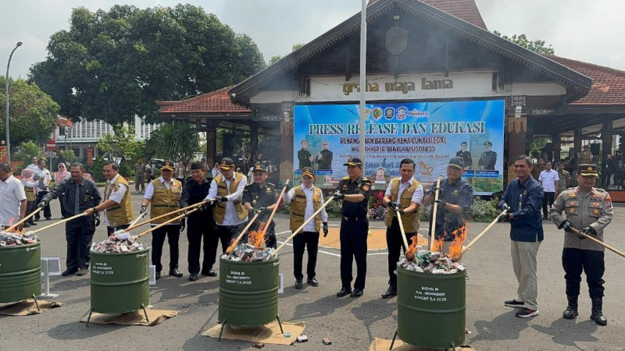 Bupati Mojokerto Al Barra Pimpin Langsung Pemusnahan Barang Kena Cukai Ilegal Senilai Rp 19,3 Miliar