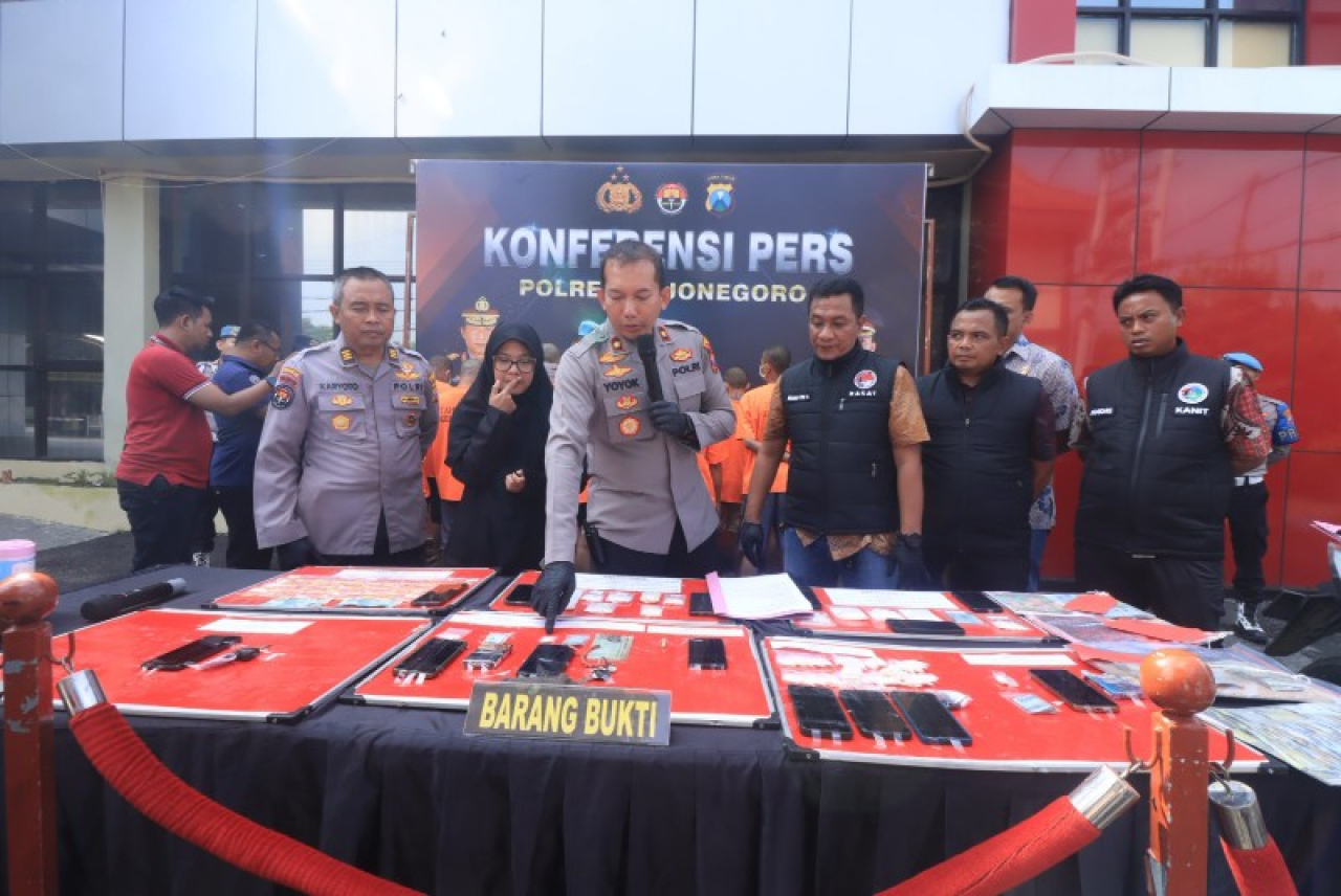 Wakapolres Bojonegoro Kompol Yoyok Dwi Purnomo saat konferensi pers terkait ungkap kasus narkoba. (ist)