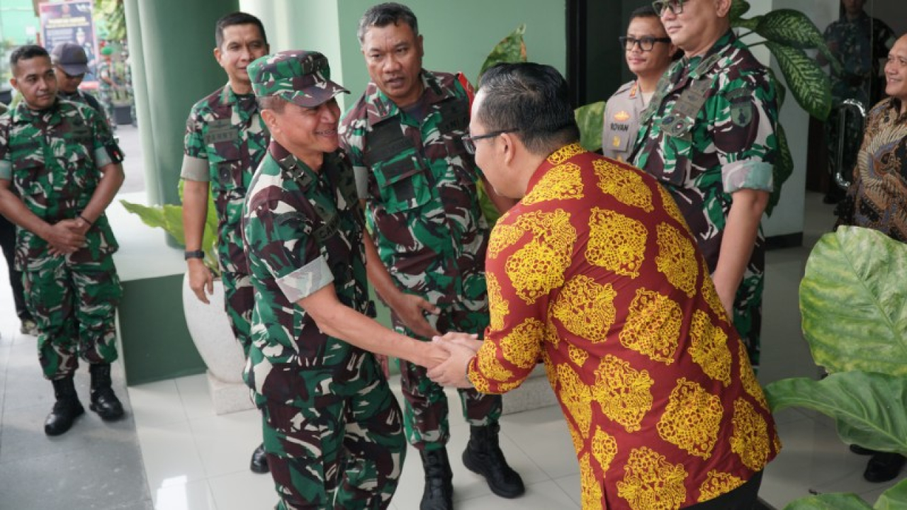 Plt Bupati Gresik menerima Aslog Panglima TNI. (ist)