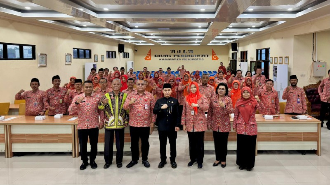 Bupati Mojokerto Gus Barra setelah serahkan SK Mutasi dan Perpanjangan Kasek didampingi Kadispendik Ludfi Ariyono. (ist)