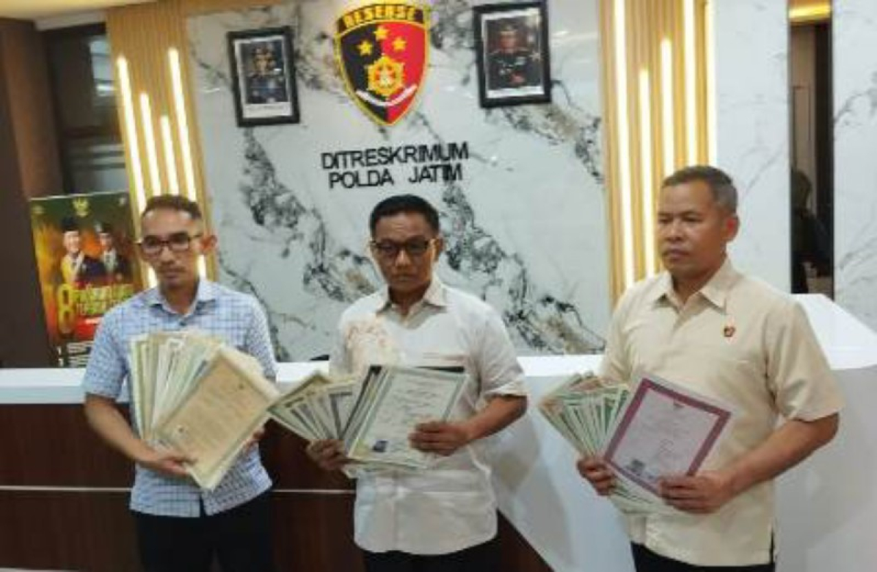 Dalam konferensi pers Wadir Reskrimum Polda Jatim AKBP Suryono menunjukkan beberapa ijazah yang digelapkan tersangka JD. (ist)