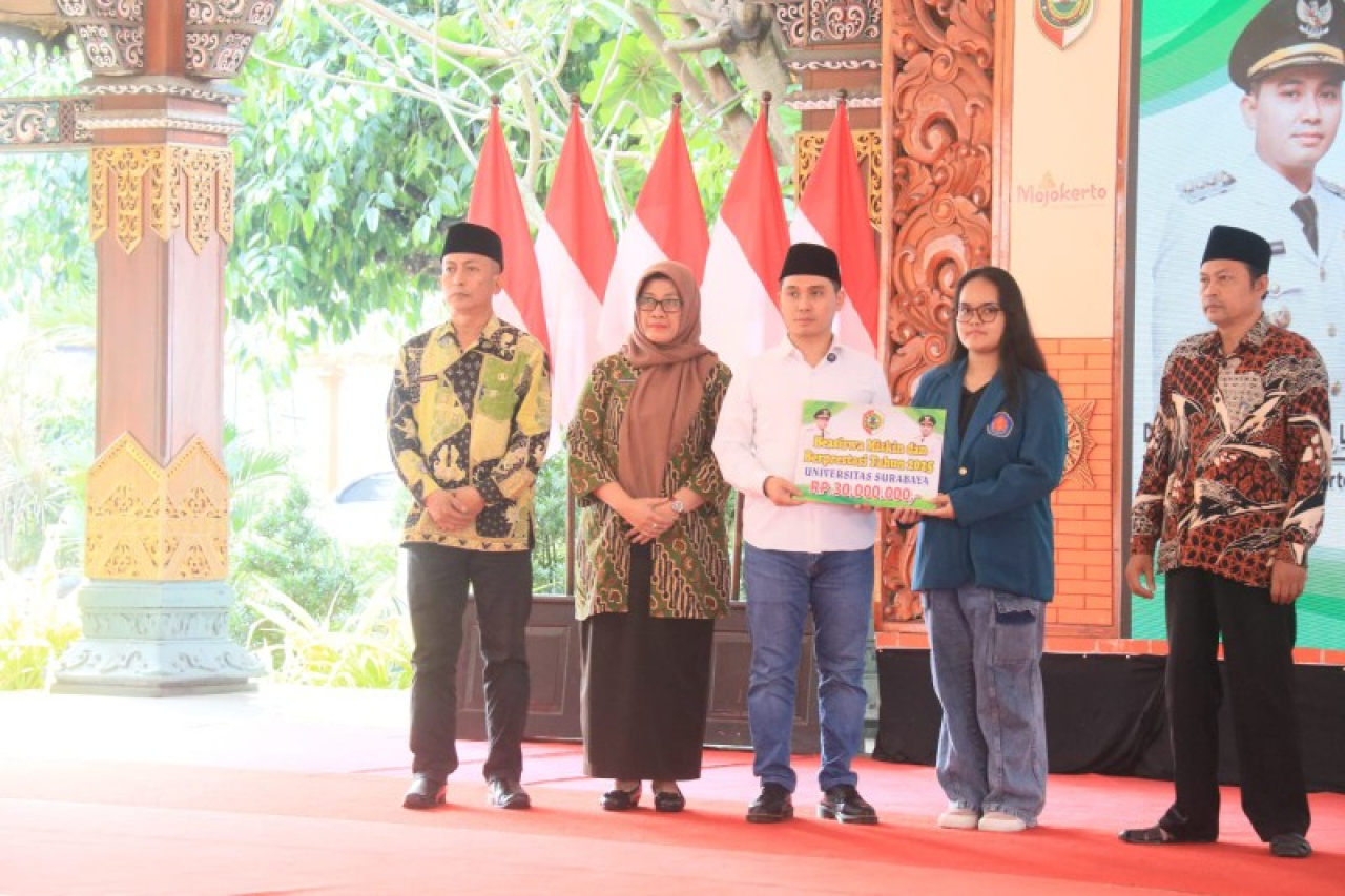 Bupati Mojokerto Gus Barra menyerahkan beasiswa secara simbolis kepada mahasiswa berprestasi 30 jt tiap anaķ. (ist)