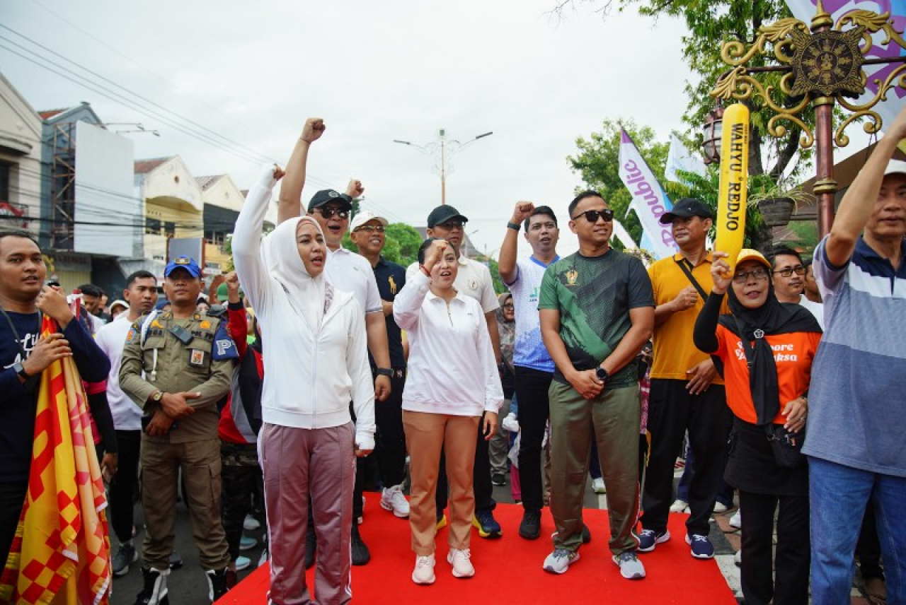 Peringati May Day dengan jalan sehat, tampak Wali Kota Ning Ita, jajaran Forkopimda, pengusaha dan pekerja. (ist)
