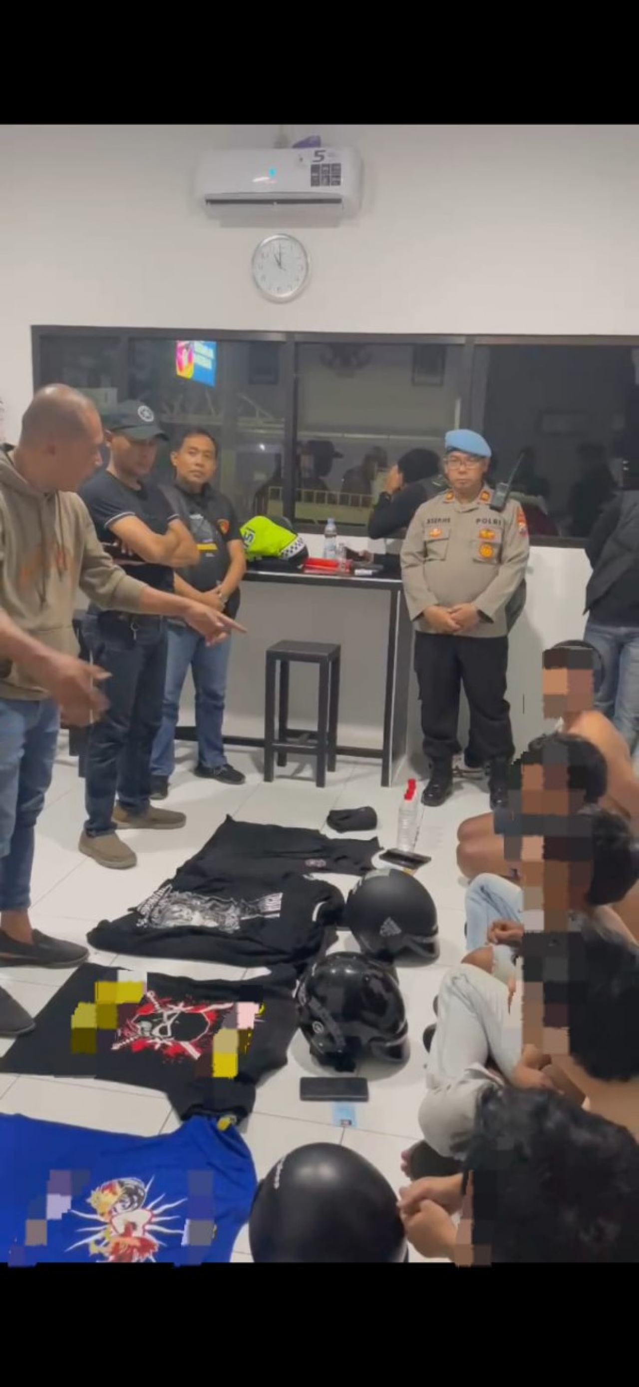 Petugas Polres Blitar menginterogasi kelima oknum perguruan silat. (ist)