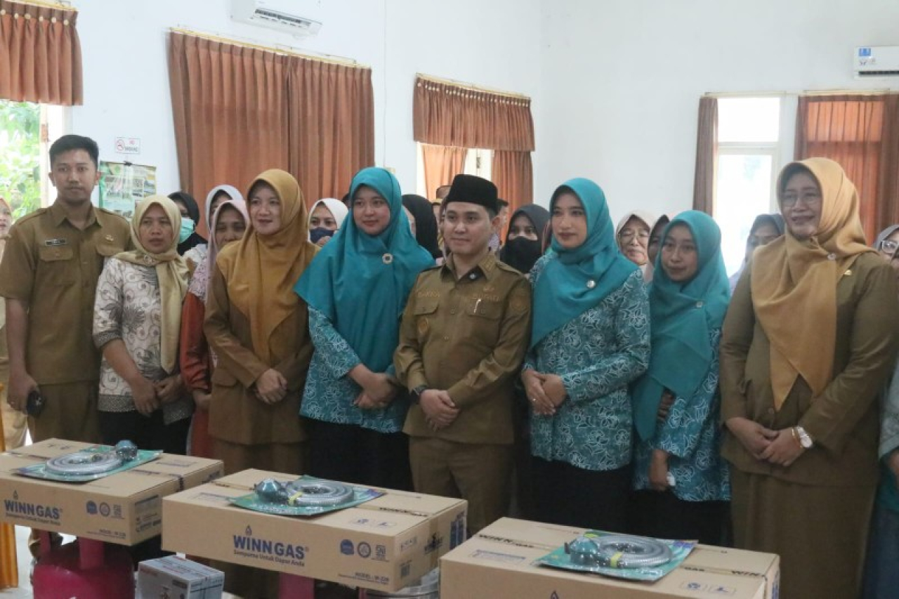 Bupati Mojokerto Gus Barra didampingi Ketua TP PKK Shoffiya Hana foto bersama KPM PKH. (ist)