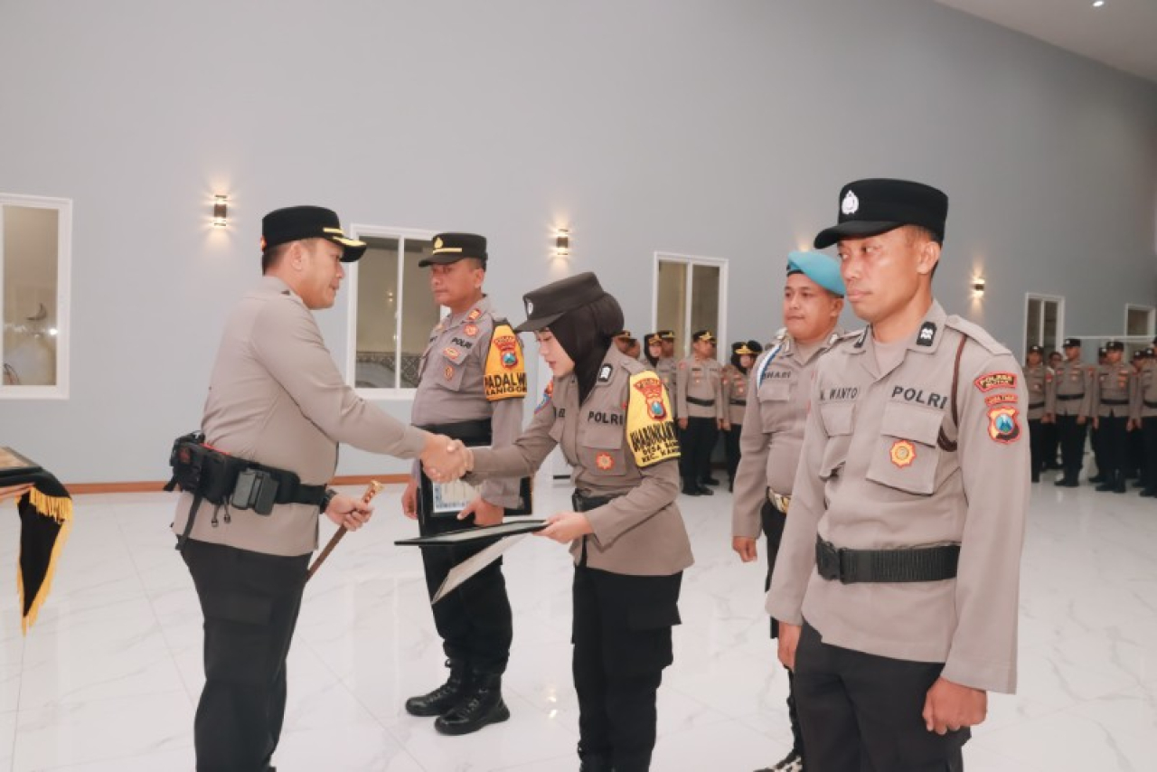 Kapolres Blitar Beri Penghargaan kepada Personel Berprestasi