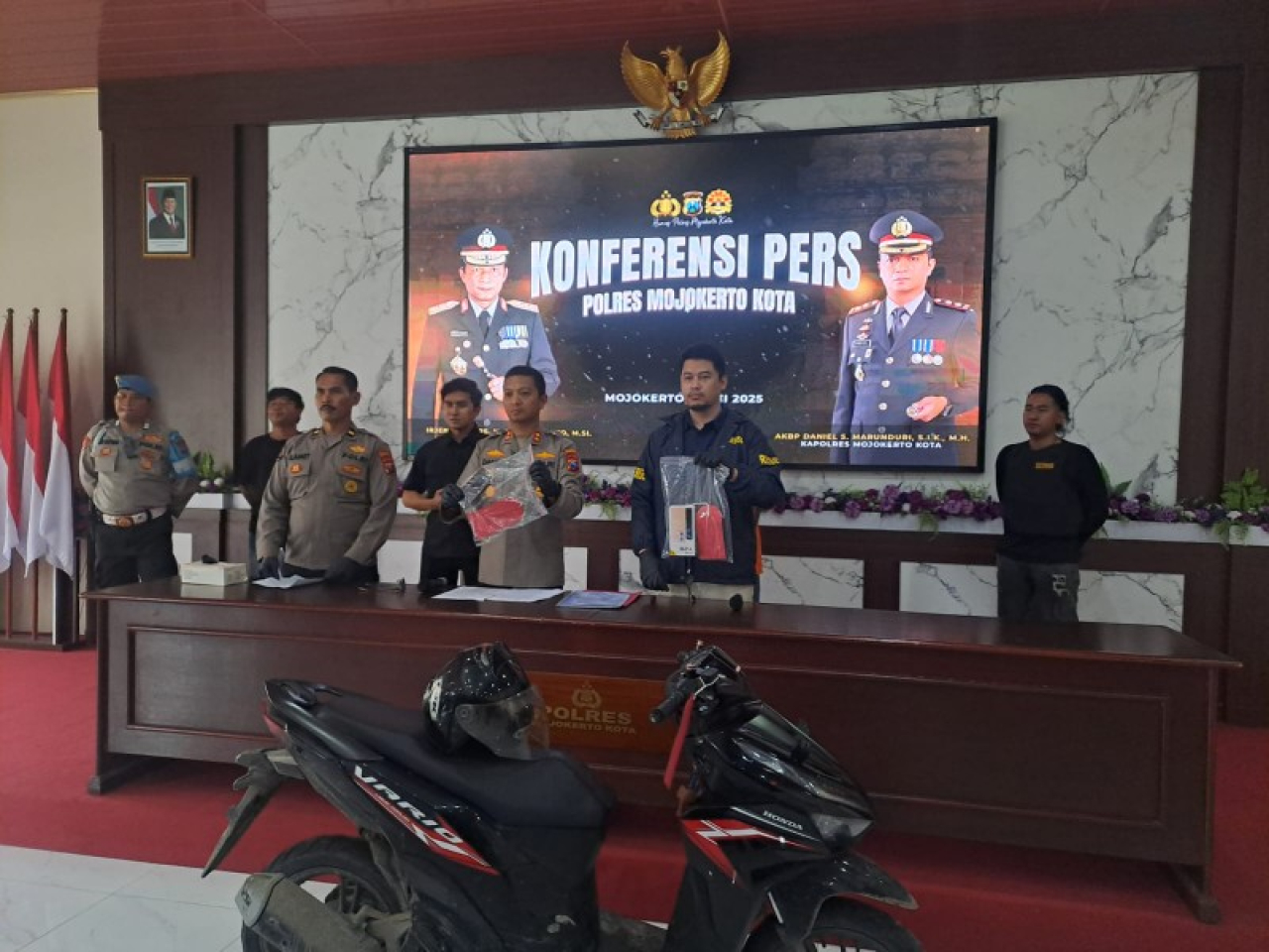 Kapolres Mojokerto Kota AKBP Daniel S Marunduri saat konferensi pers terkait pengungkapan kasus pencurian dengan kekerasan. (eko)