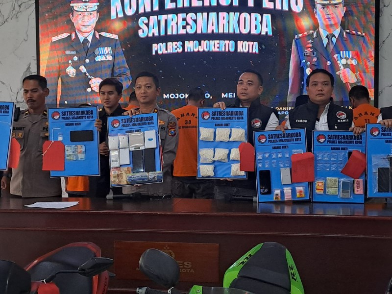 Kapolres Mojokerto Kota AKBP Daniel S Marunduri didampingi Kasat Narkoba AKP IPTU Arif Setiawan dan Kasihumas IPDA Slamet Hariyono. (eko)