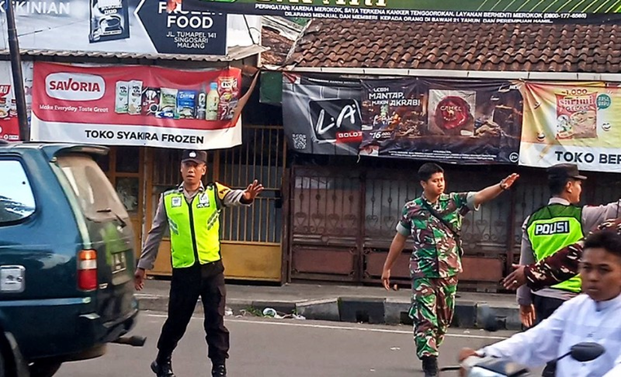 Petugas mengatur lalulintas dalam kegiatan haul ke 8 Maghfurah di SMK Plus Ma'arif agar tidak macet. (ist)