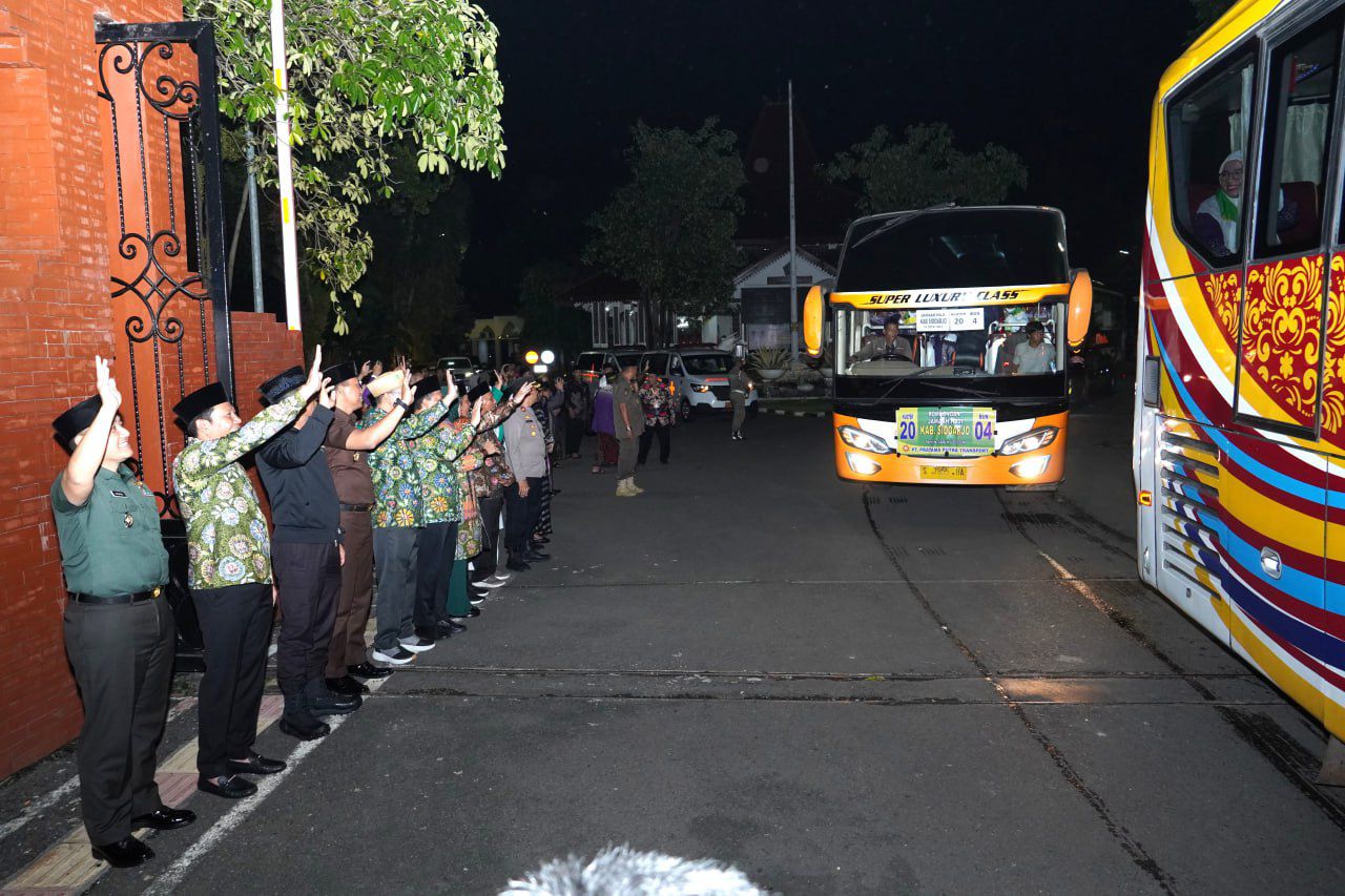 Bupati Lepas Keberangkatan 376  Jamaah Calon Haji Kloter 20 Asal Sidoarjo
