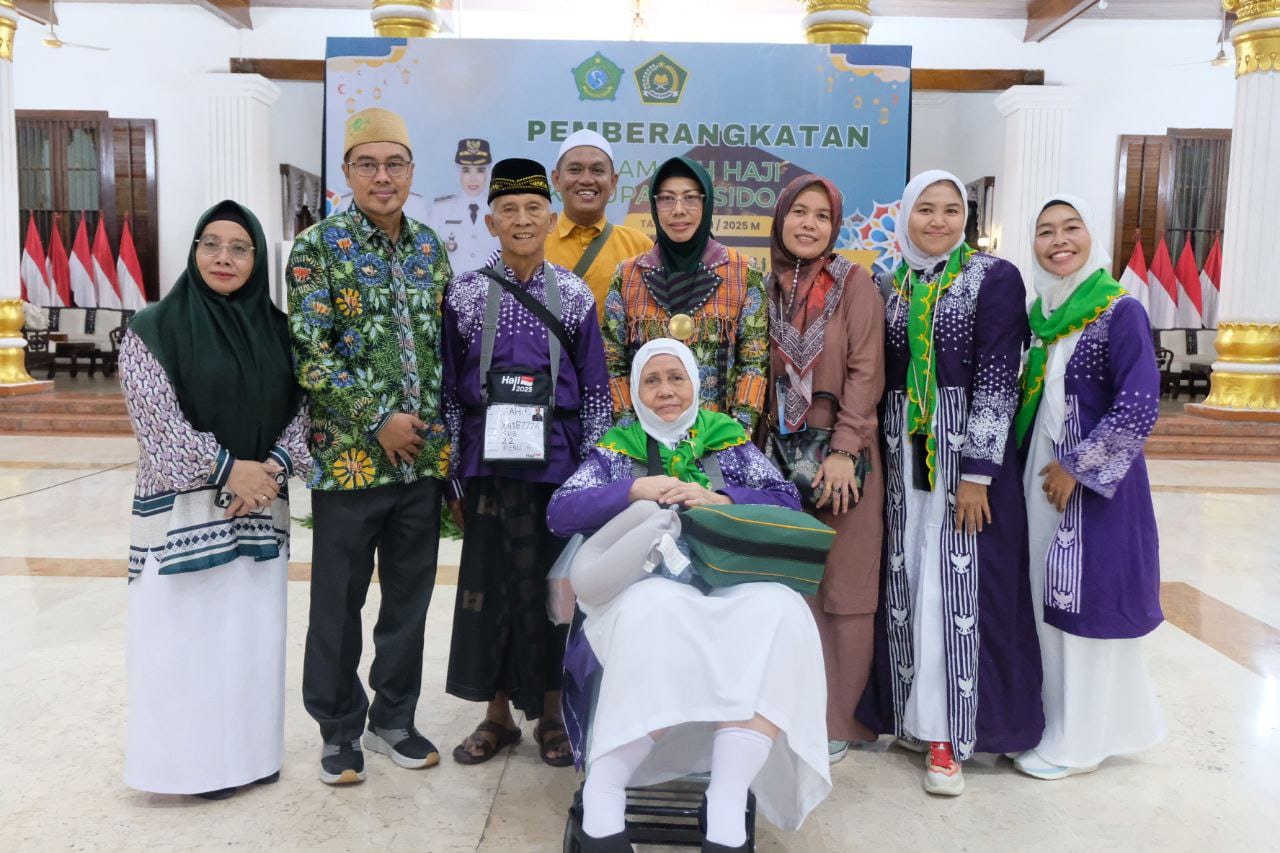 Sekda Sidoarjo,Fenny Apridawati bersana Jetua DPRD Sidoarjo, Abdillah Nasih foto bersama dengan salah seorang Jamaah Calon Haji. (Ist)
