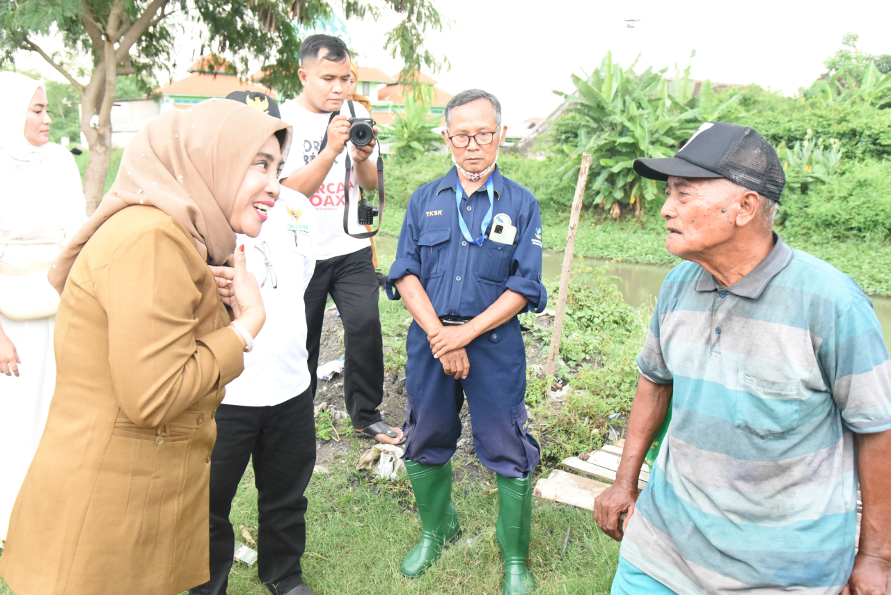 Wabup Mimik Idayana bersama Baznas saat sidak ke gubuk Tasriban,, warga ketapang Tanggulangin. (ist)