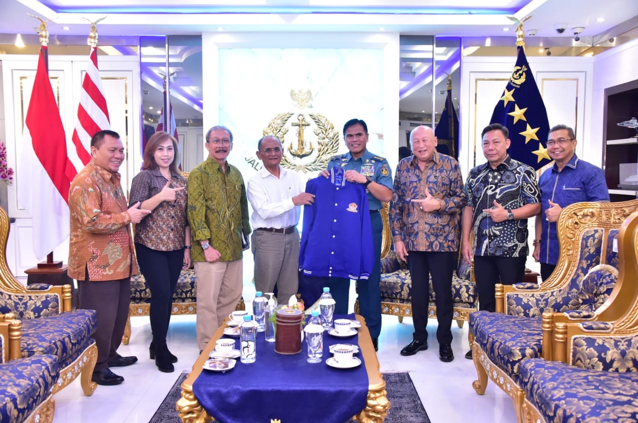 Ketua HNSI Munas Bogor, Laksamana (Purn) Sumardjono dan para pengurus inti saat audensi dng KSAL Laksamana TNI M.Alie di Mabes Cilangkap, Jumat 13 Oktober 2023. (Ist)