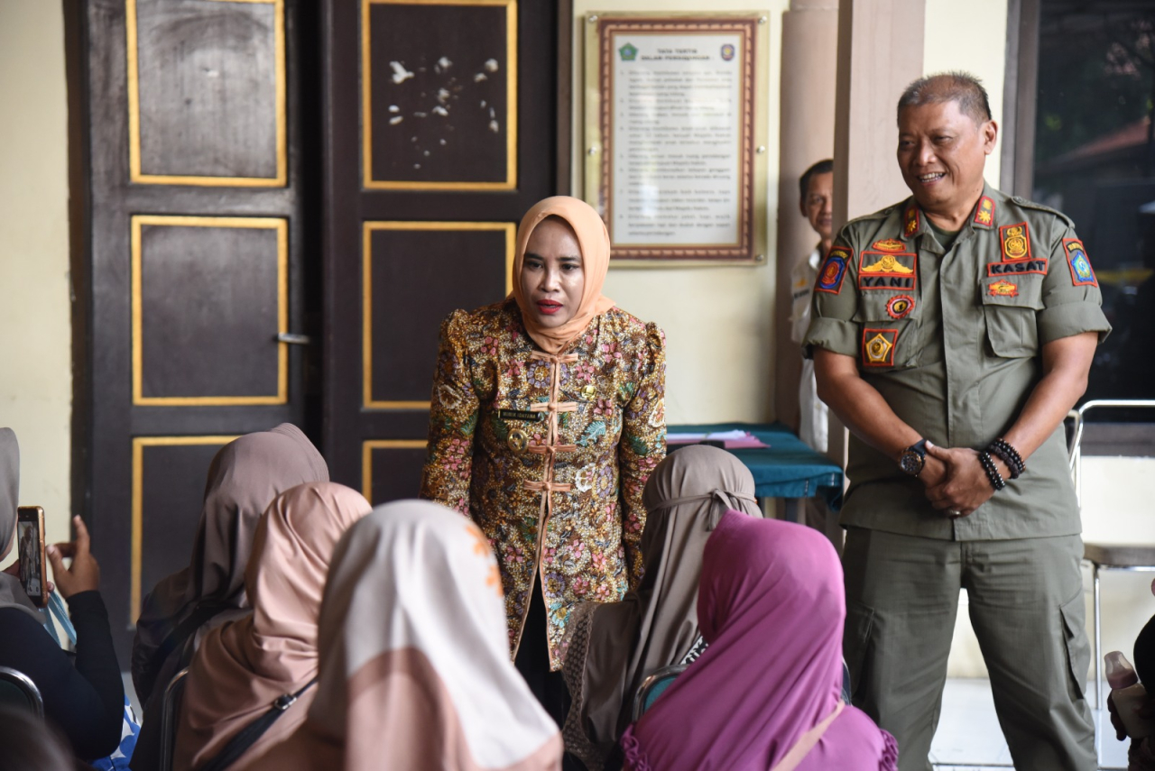 Wakil Bupati Mimik Idayani menemui para pedagang PKL saat sidang Tipiring didampingi Kasat Pol PP, Yani Setyawan. (Ist)