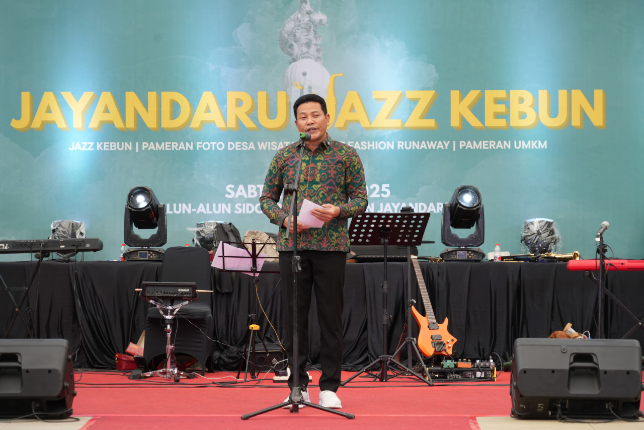 Bupati Subandi membuka acara Jayandaru Jazz Kebun 2025 di Alun-alun Sidoarjo. (Ist)