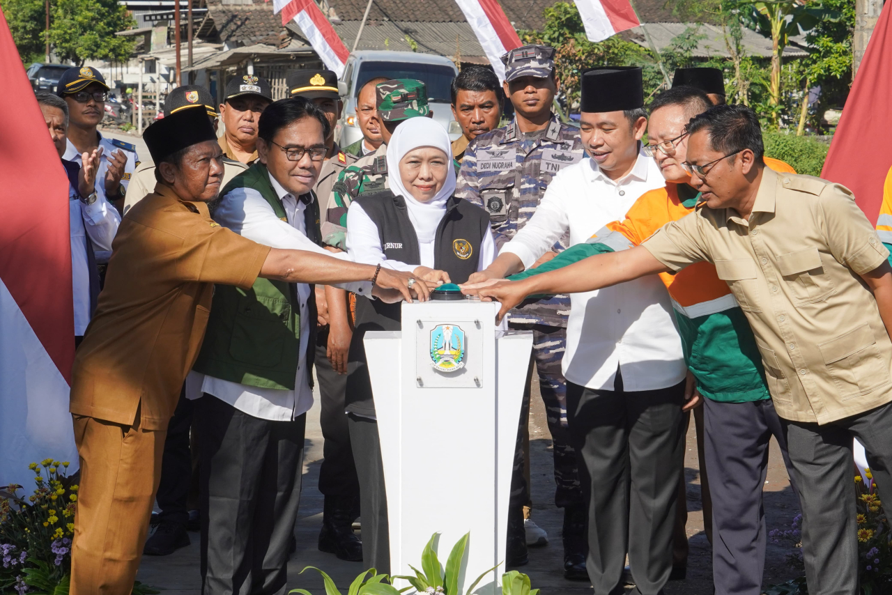 Gubernur Khofifah bersama Kadis PU Bina Marga Edi Tambeng beserta Bupati Jember saat pencanangan pembangunan jalan Tambipuji-Puger. (Ist(