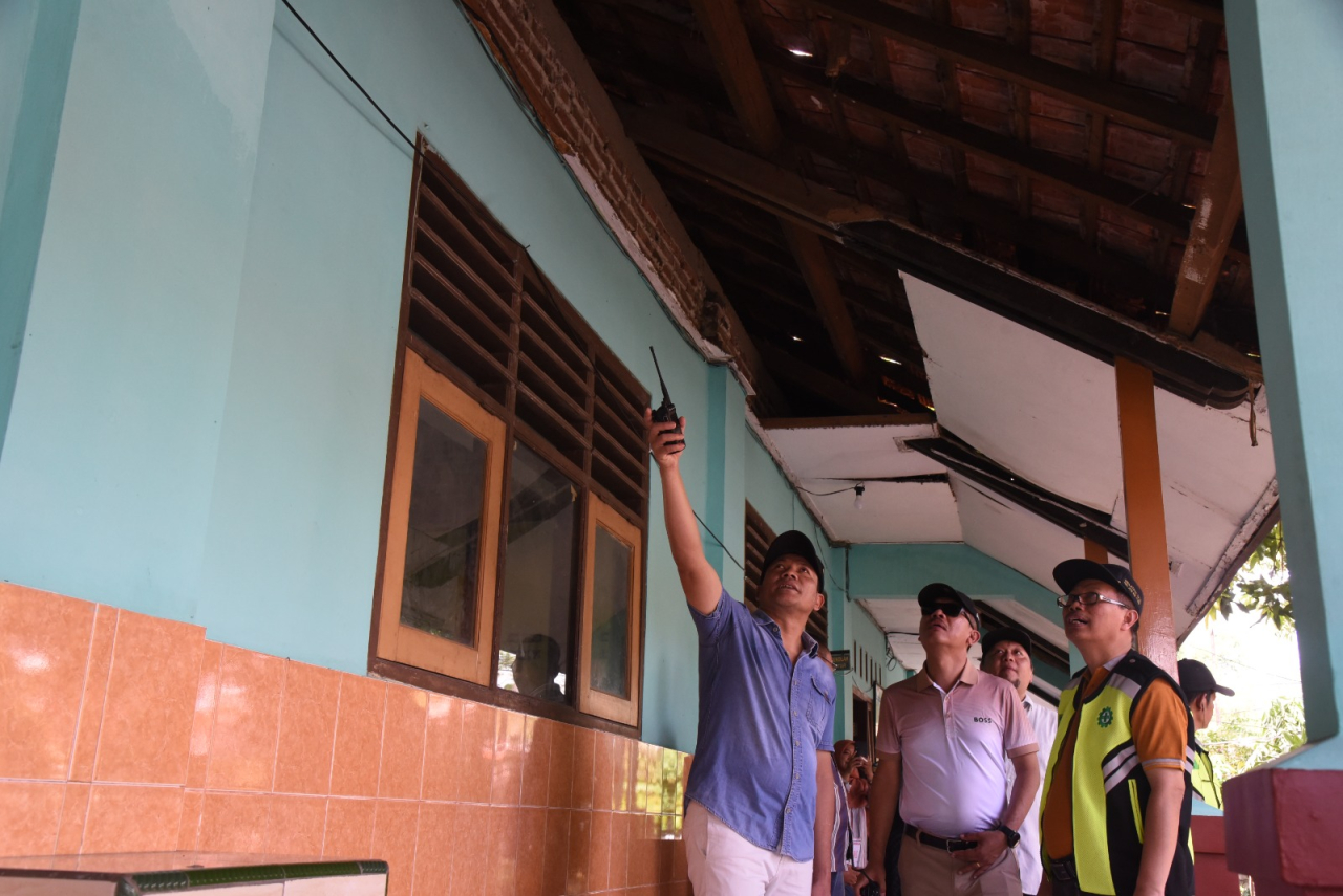 Bupati Sidoarjo, Subandi didampingi Kadikbud Tirto Adi beserta anggota DPRD Nizar saat meninjau plavon di SDN Sebani yang jebol. (Ist)