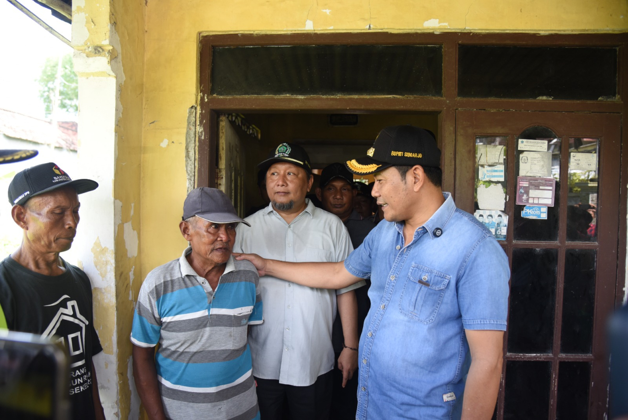 Bupati Subandi bersama anggota DPRD Sidoarjo Nizar sidak ke rumah Mulyono Warga, Sebani Tarik dan segera melakukan perbaikan. (Ist)