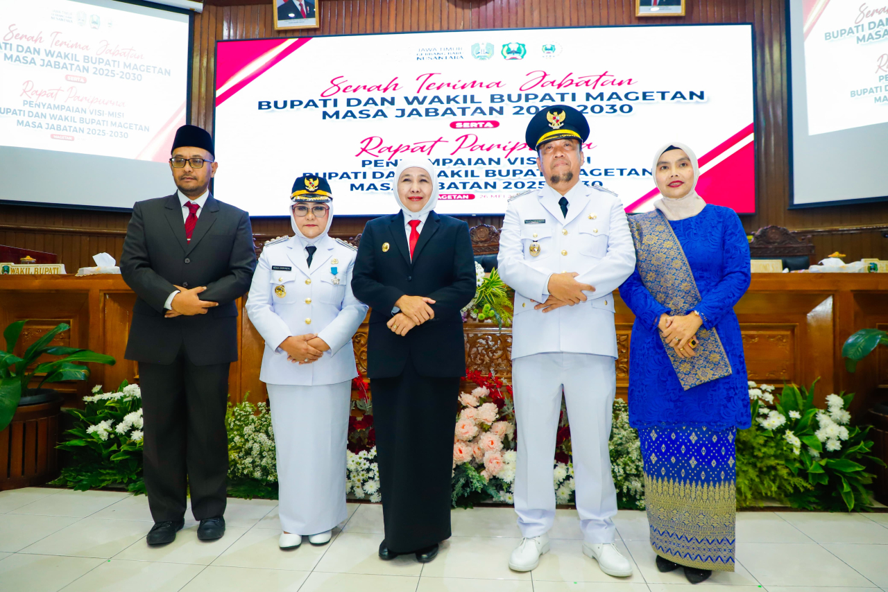 Gubernur Khofifah foto bersama dengan Bupati Magetan dan Wabup usai menghadiri serah terima jabatan. (Ist)