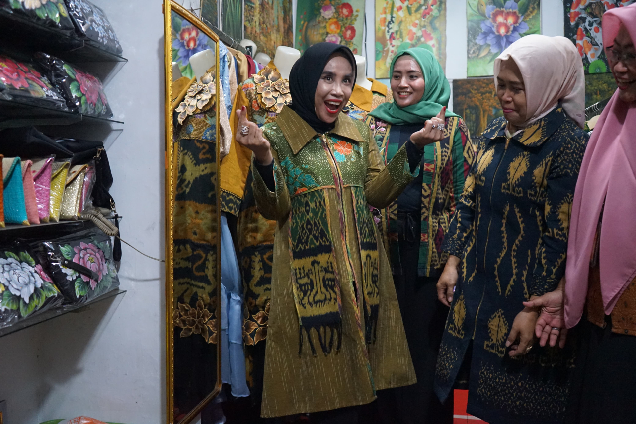 Wakil Bupati Sidoarjo, Mimik Idayana berkunjung ke sentra UMKM Nine Art Gallery di Desa, Jasem Kecamatan/Kabupaten Sidoarjo. (Ist)