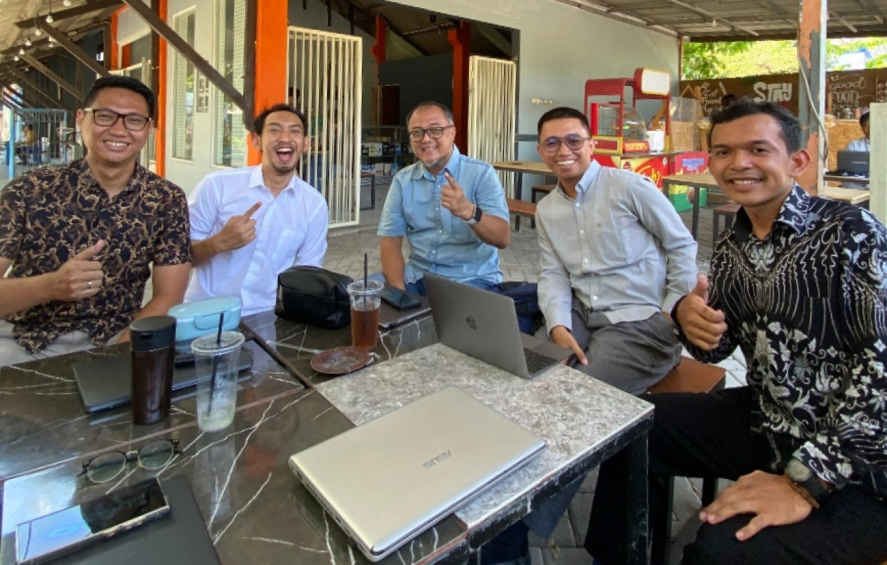 Keterangan foto : Mochamad Arkansyah (paling kanan) dan para dosen Stikosa AWS. (Ist)