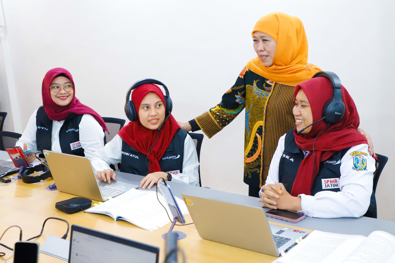 Gubernur Jawa Timur Khofifah Indar Parawansa meninjau Posko Sistem Peneriman Murid Baru (SPMB) Tahun 2025 Pemprov Jatim di Kantor UPT Teknologi, Informasi dan Komunikasi Dinas Pendidikan Prov. Jatim, Jalan Jagir Surabaya. (Ist)