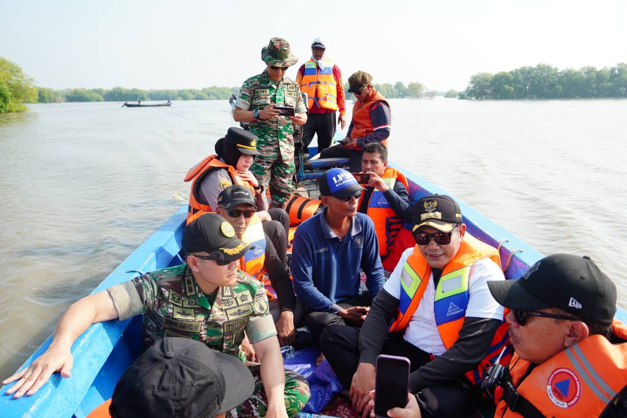Bupati Sidoarjo, Subandi bersama rombongan menyisir Tambak Kalanganyar dengan perahu. (Ist)
