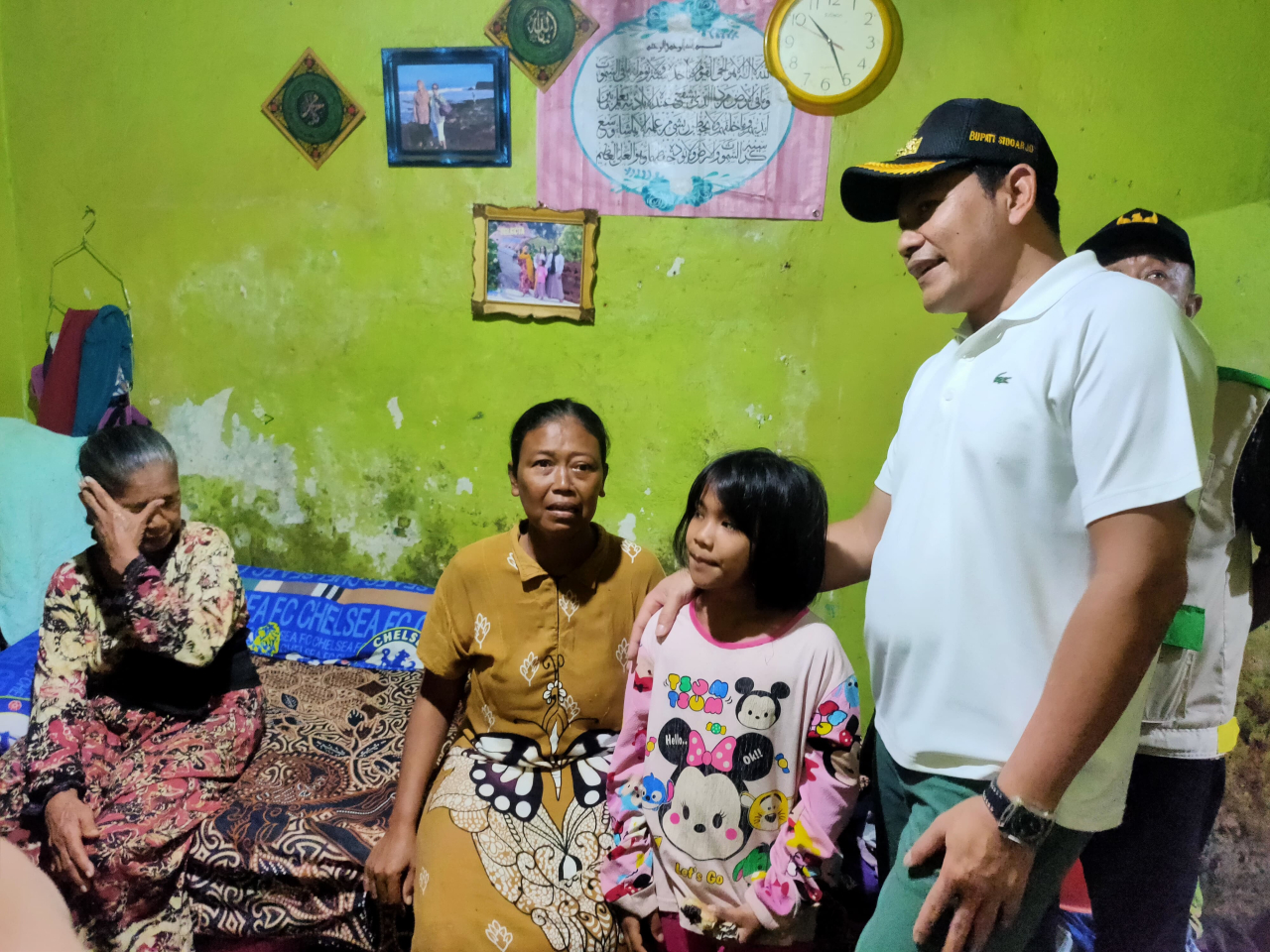 Bupati Sidoarjo, H. Subandi, bersama dengan jajaran Dinas Sosial dan Baznas Sidoarjo melakukan sidak langsung ke dua lokasi RTLH di Kecamatan Krian, Sabtu (31/5/2025). (Ist)