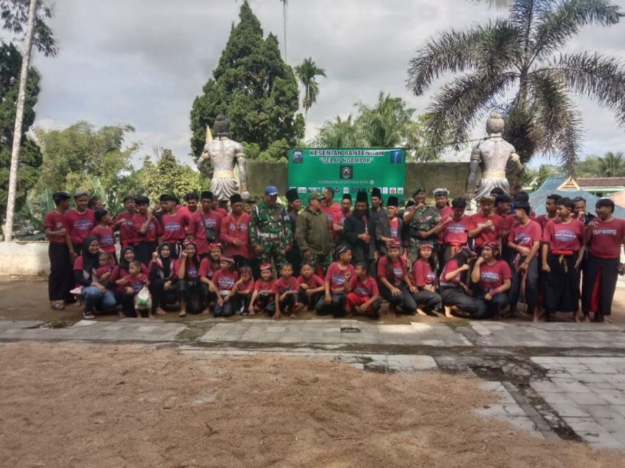 Group Pergurian silat Gelap Ngampar Malang gelar atraksi Bantengan di pemandian Kendedes.(ist)