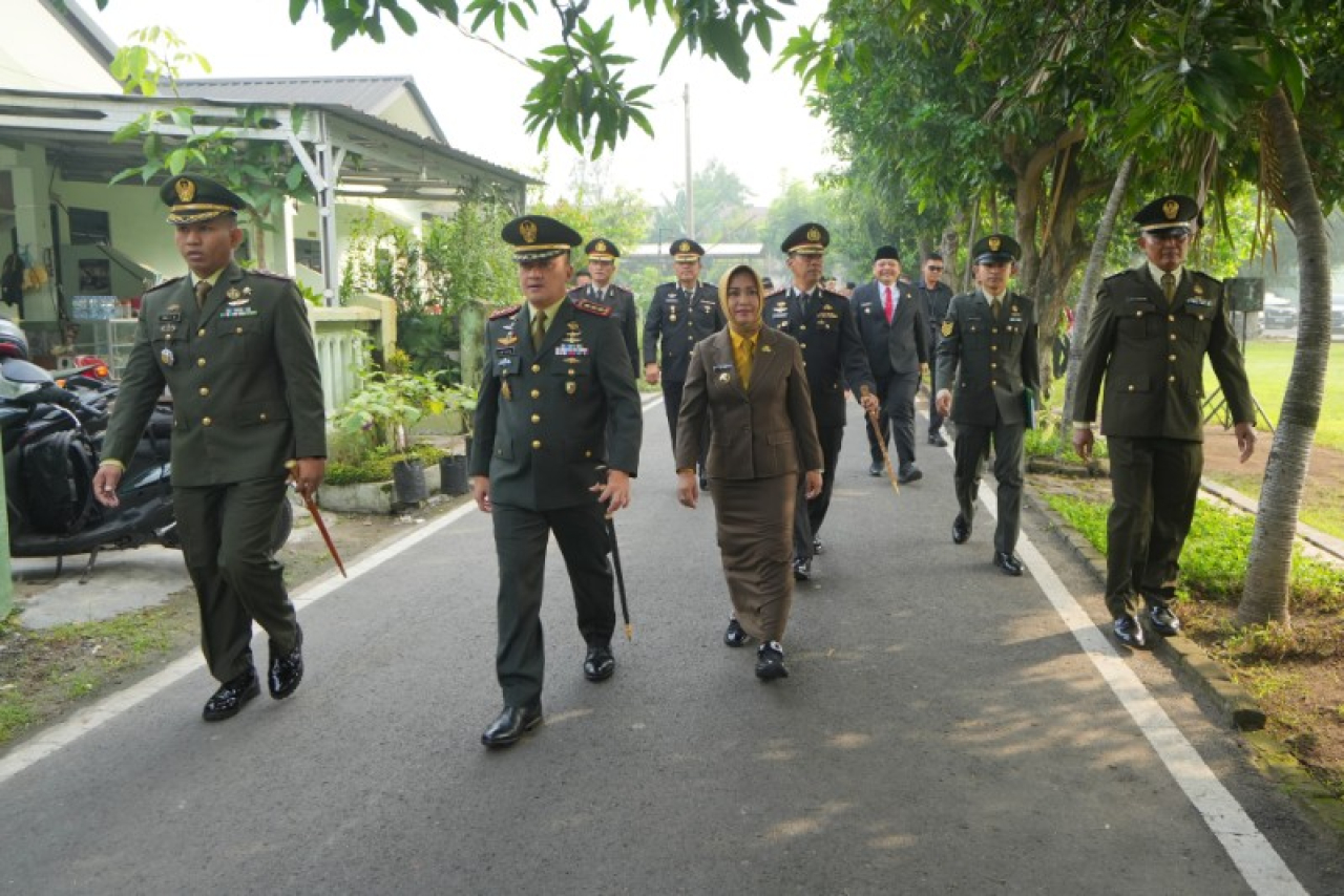 Wali Kota Mojokerto Ika Puspitasari saat datang bersama Danrem Kol. Inf. Batara Alex Bulo dan Dandim Letkol. Inf. Rully Noriza. (ist)