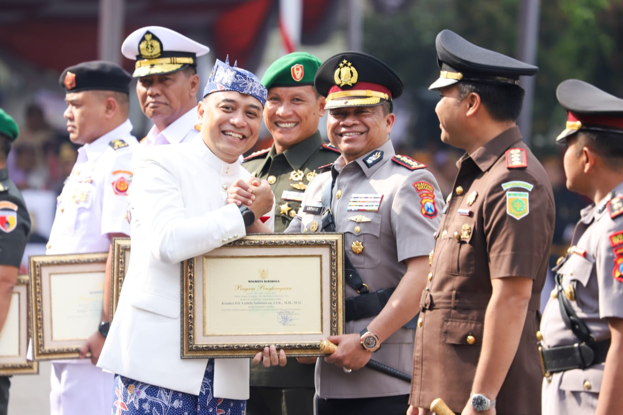 Kapolrestabes Surabaya Terima Penghargaan di HJKS ke-732, Wujud Dedikasi Jogo Suroboyo