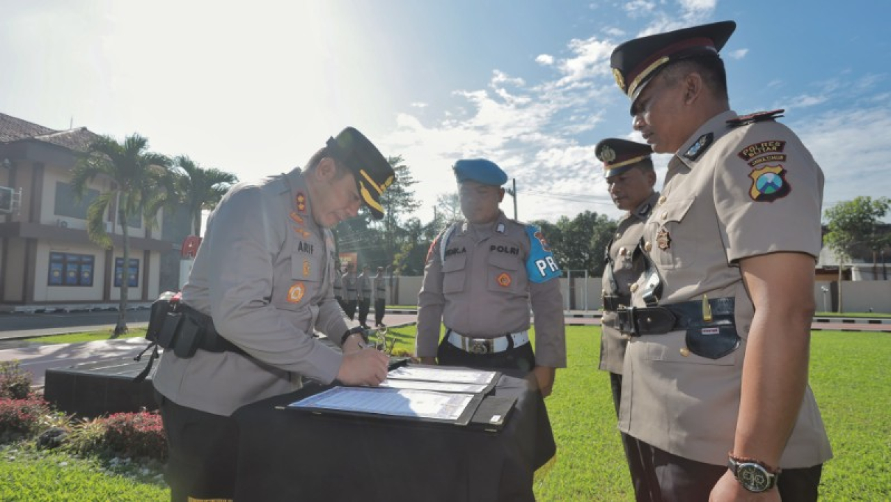 Kapolres Blitar Pimpin sertijab sejumlah perwira di halaman Mapolres Blitar. (ist(