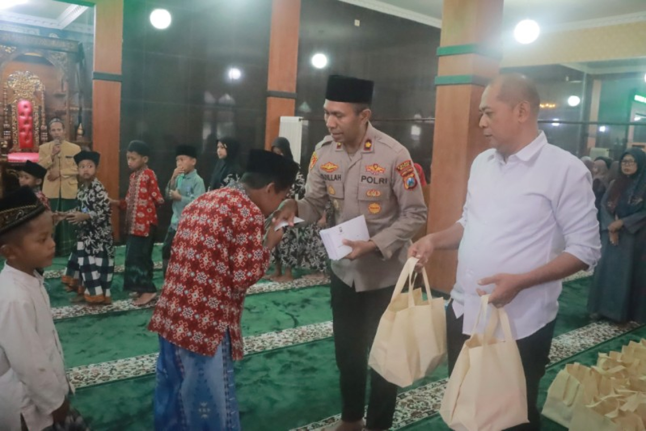 Polres Blitar Beri Santunan Anak Yatim Pondok Pesantren Mambaul Ihsan