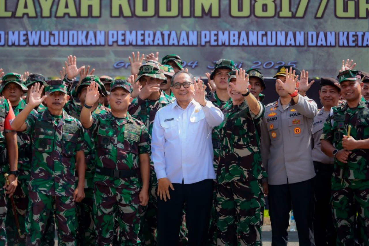 Sekda Gresik bersama TNI saat penutupan TMMD. (ist)