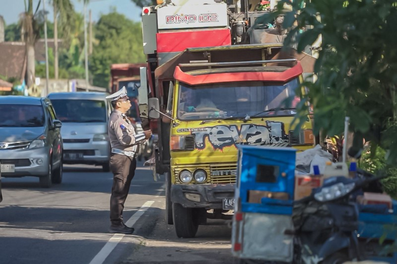 Petugas Polres Jember merazia kendaraan truk yang bermuatan lebih dan modifikasi kendaraan yang melanggar ketentuan. (ist)