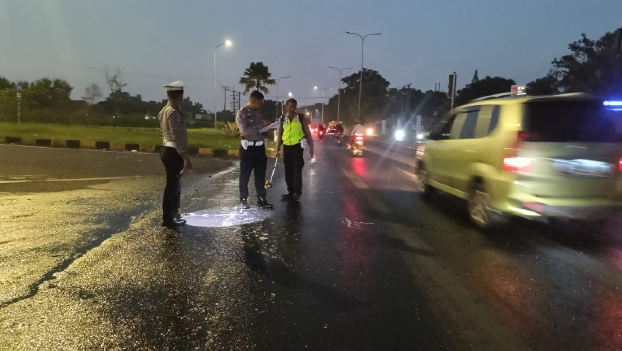 Ditlantas Polda Jatim bersama Satlantas Polres Pasuruan melakukan olah TKP kecelakaan di Exit Tol Purwodadi. (ist)