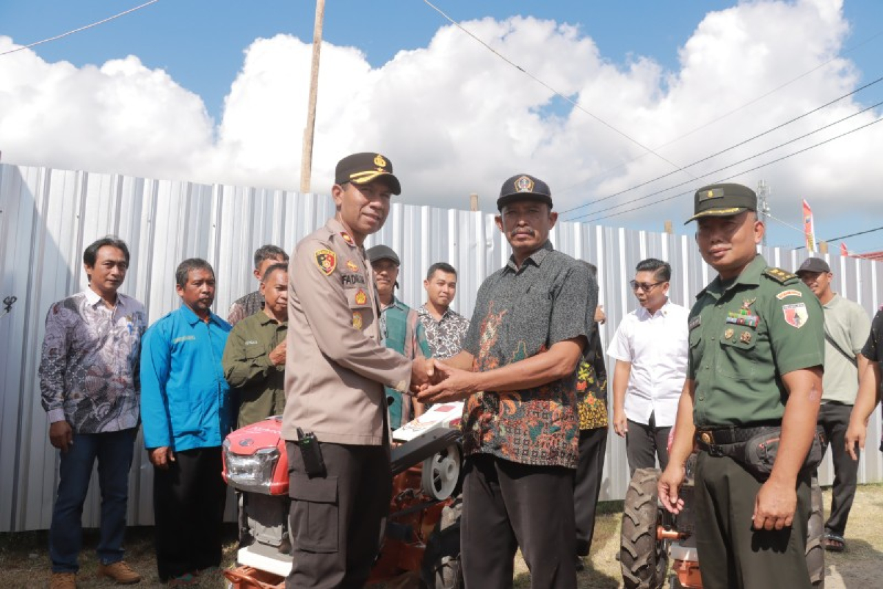 Polres Blitar Serahkan Benih Jagung dan Alsintan, Wujud Sinergi dalam Panen Raya Jagung Serentak Kuartal II