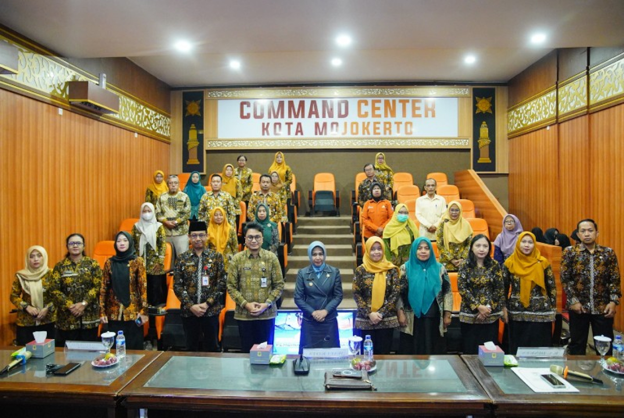 Pertemuan koordinasi Tim Pembina Pesantren Sehat di Command Center, Balai Kota Mojokerto. (ist)