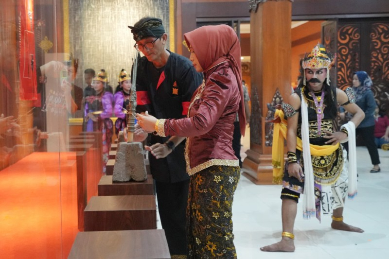 Wali Kota Mojokerto Ika Puspitasari menerima benda pusaka Mojokerto untuk dikirab. (ist)