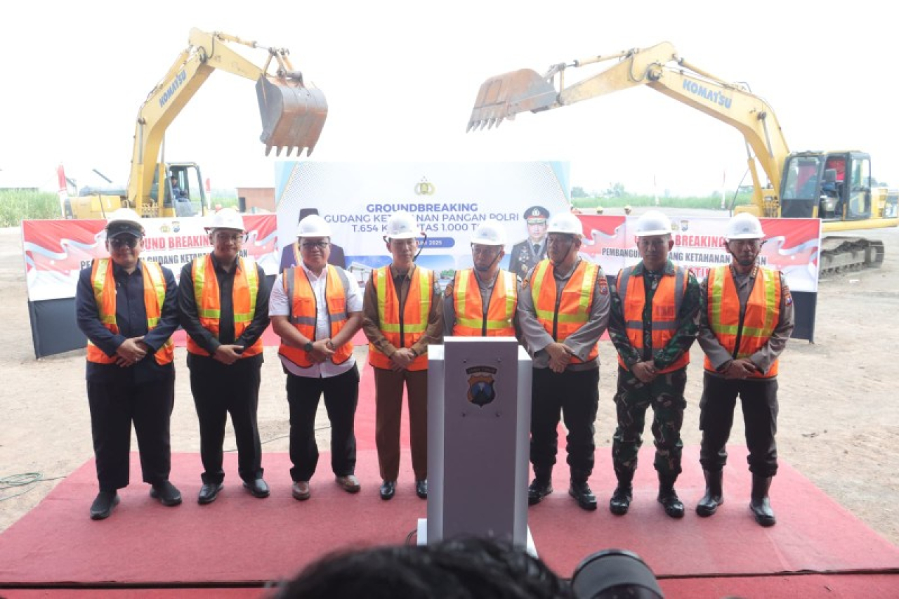Wabup Mojokerto Rizal Octavian saat ground breaking pembangunan gudang ketahanan pangan Polri. (ist)