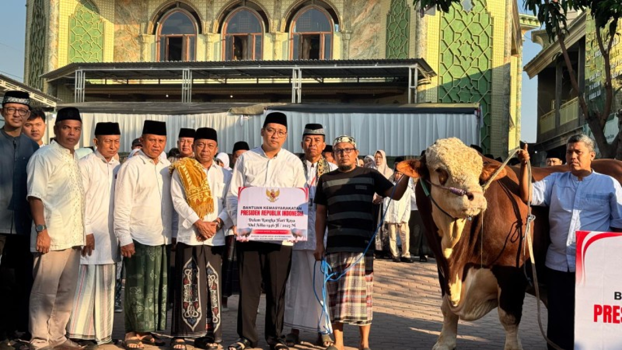 Wabup Mojokerto Rizal Octavian setelah sholat Idul Adha menyerahkan sapi qurban dari Presiden Prabowo di masjid Sabilut Taqwa. (ist)
