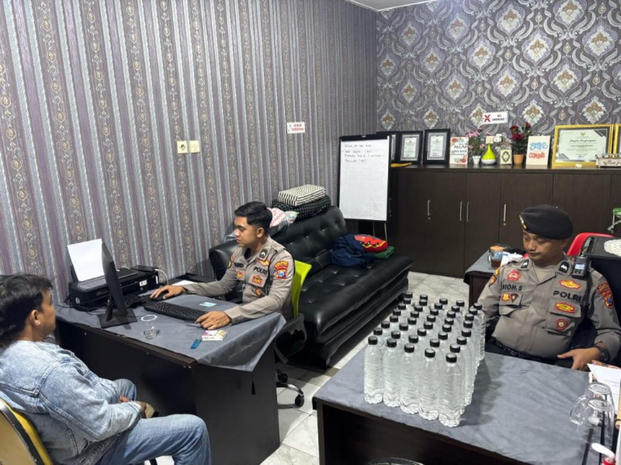 Polisi Amankan Penjual Miras Ilegal dan 50 Botol Arak di Dawarblandong