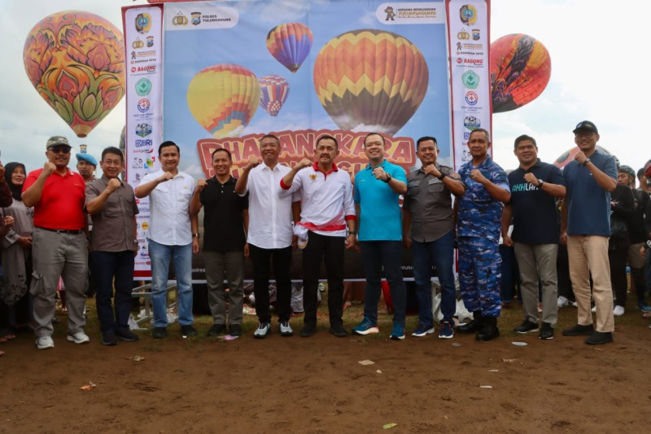 Kapolres Tulungagung AKBP Muhammad Taat Resdi dalam acara Tulungagung Ballon Festival. (ist)