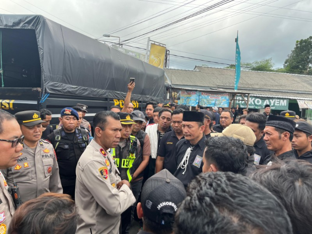 Petugas Polres Blitar saat berunding dengan tokoh pergurian silat. (ist)