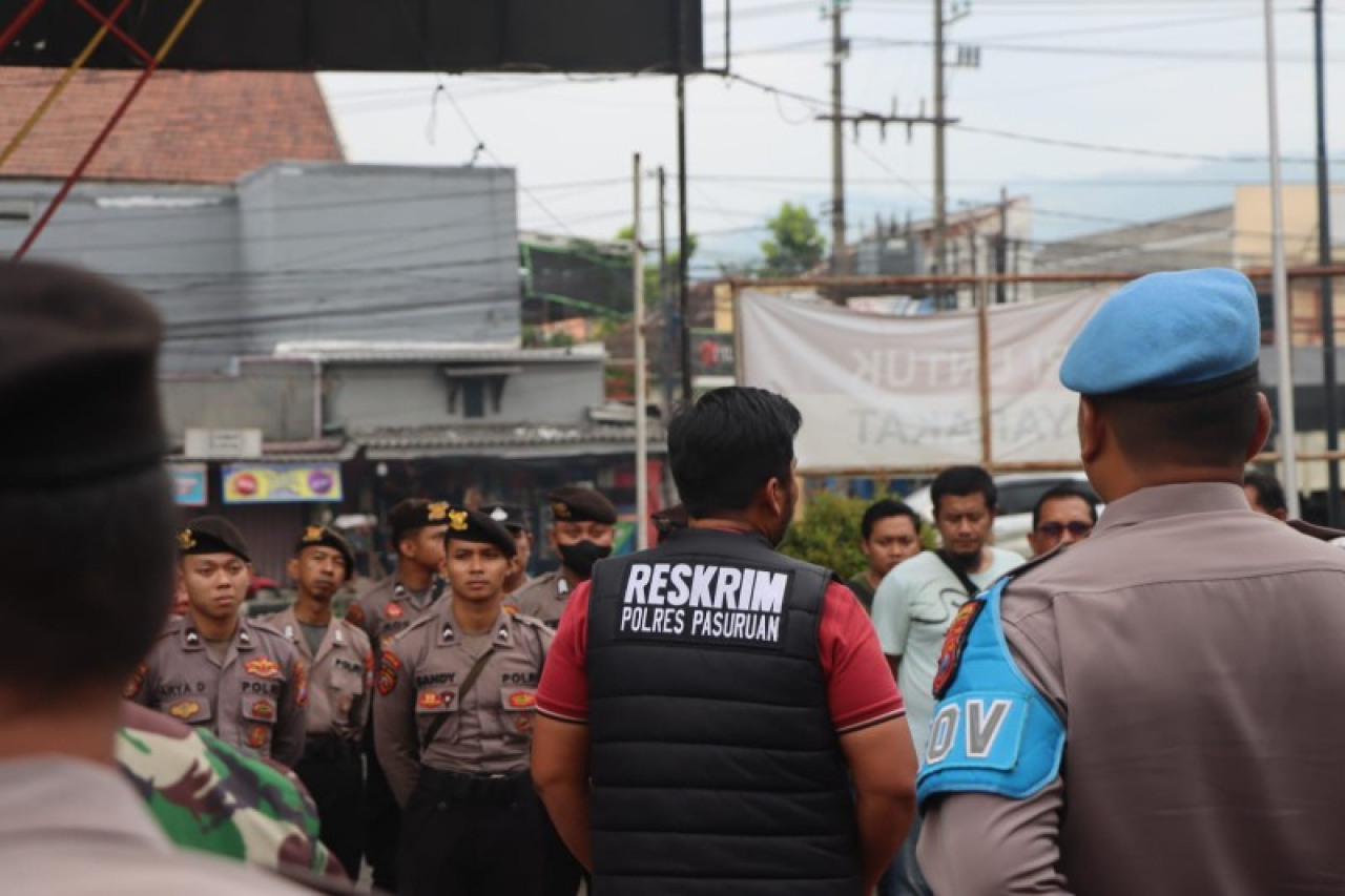 Operasi Gabungan Polres Pasuruan, TNI dan Perangkat Desa gerebek arena sabung ayam dalam kindisi kosong. (ist)