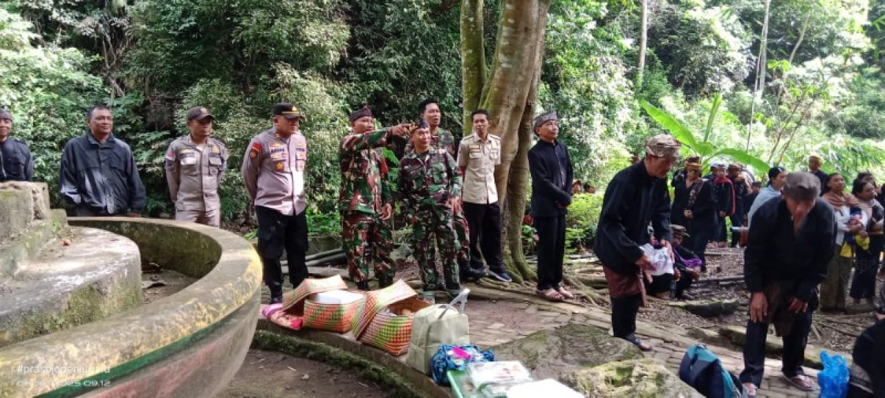 Kapolsek Sukapura AKP Ardhi Bita Kumala bersama Koramil mengamankan kegiatan Mendak Tirta dari suku Tengger. (ist)