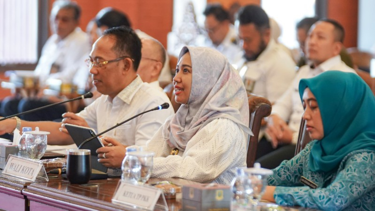 Wali Kota Mojokerto Ika Puspitasari didampingi Sekdakot Gaguk Tri Prasetyo saat mengikuti rakor tim percepatan penurunan stunting Provinsi secara daring. (ist)