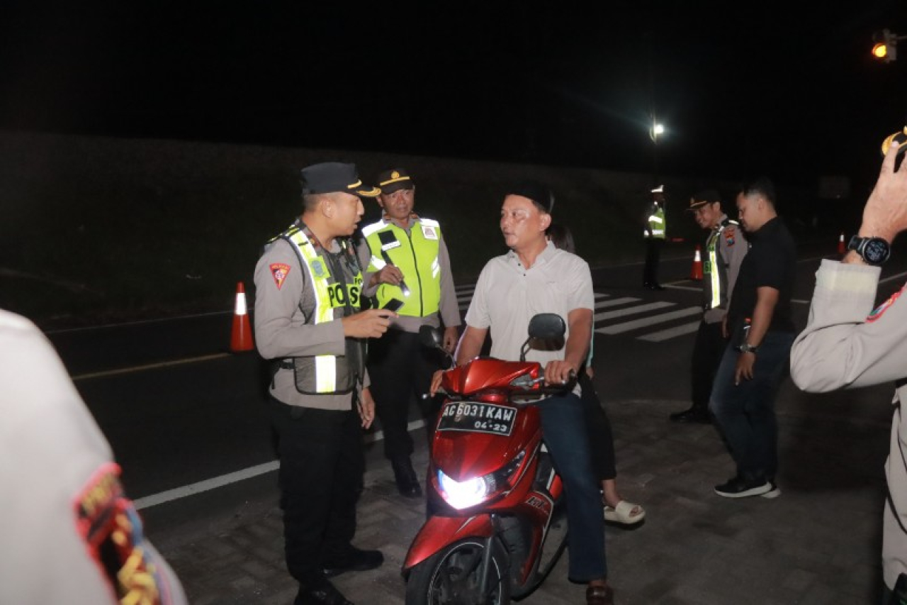 peyugas Polres Blitar sedang meneriksa pengendara. (ist)